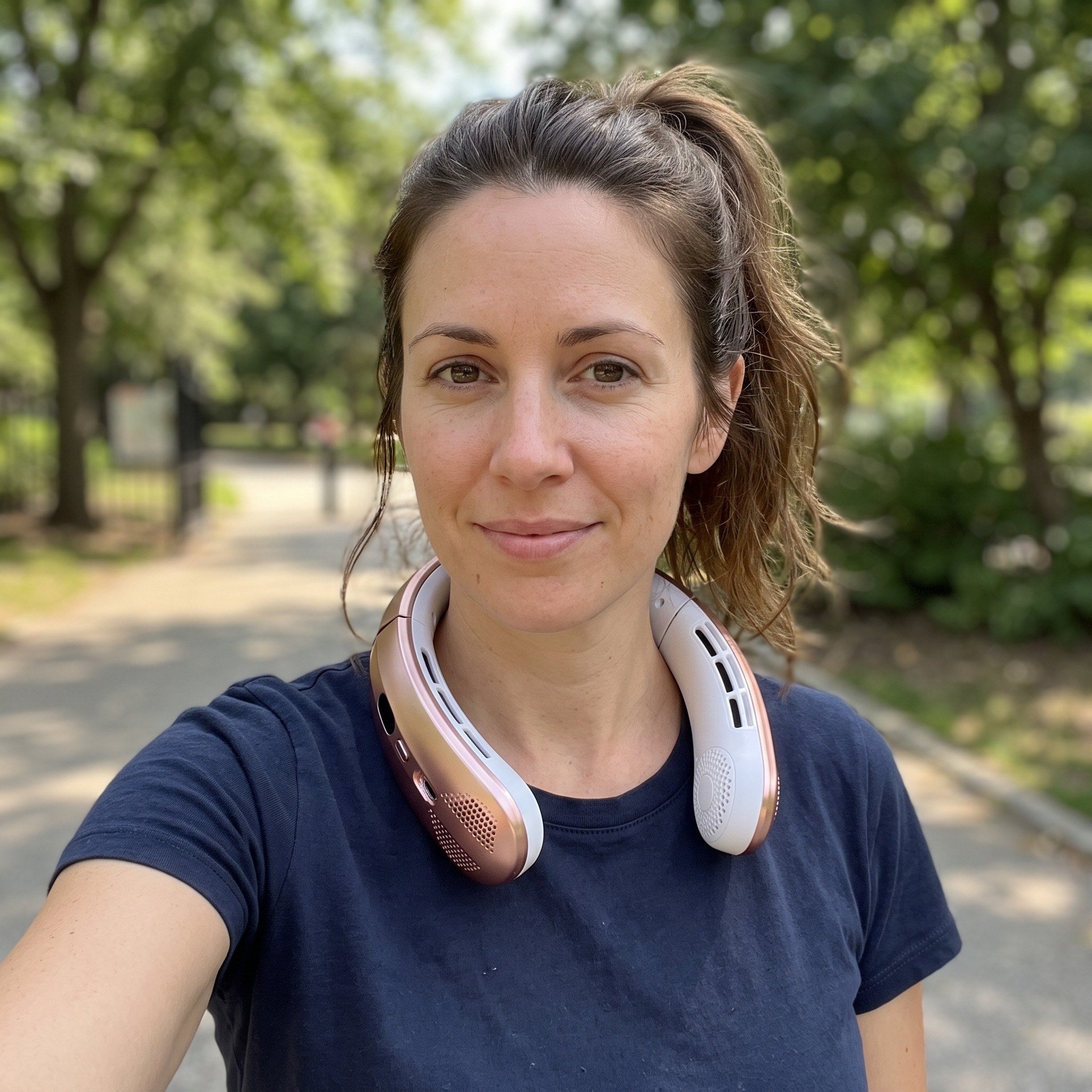 Emma R. wearing a Breezego neck fan